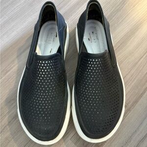 Crocs Women's Citilane Roka Slip-On Flat size 6 black